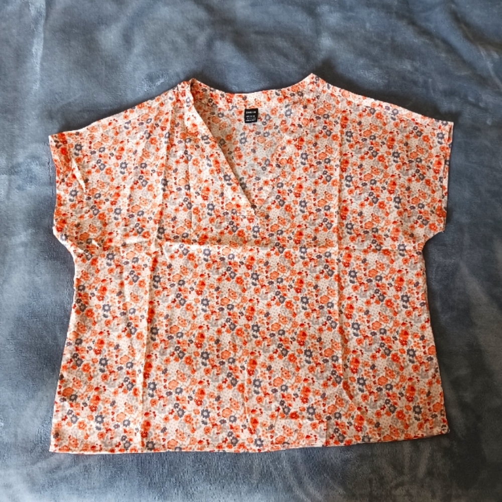 SHEIN Ditsy Floral V Neck Top